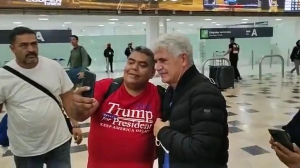 Ricardo Ferretti llegó esta mañana al aeropuerto de la Ciudad de México para firmar con Cruz Azul