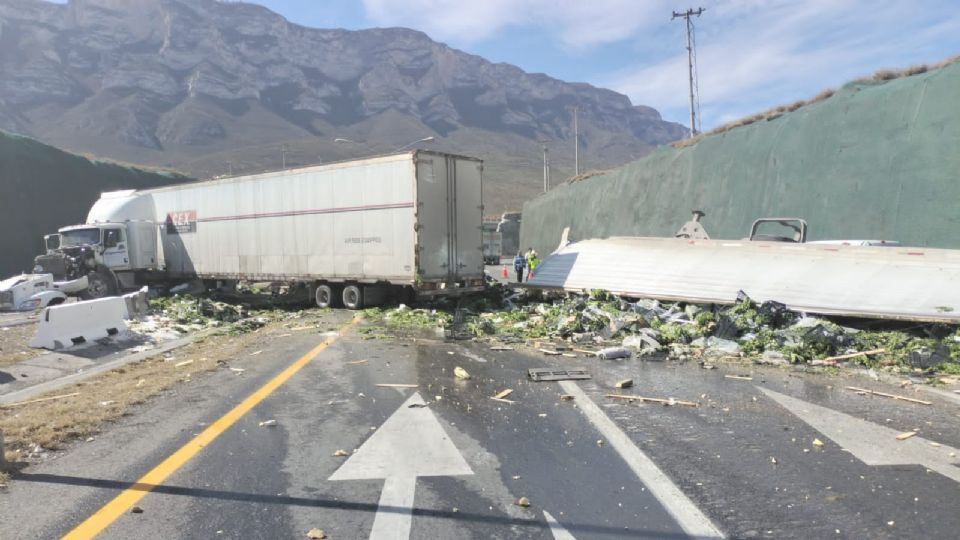 Tráiler que chocó sobre la Carretera a Saltillo | Especial