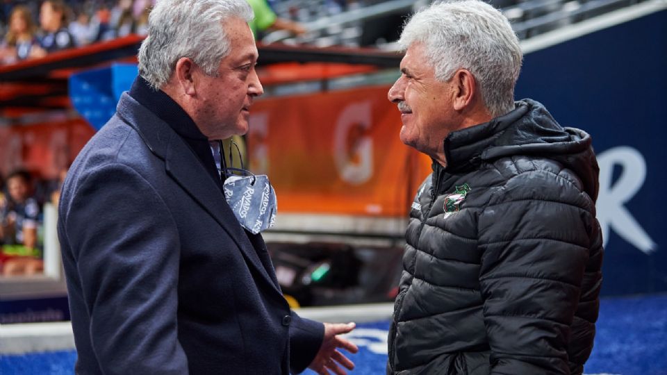 Víctor Manuel Vucetich platicando con 'Tuca' Ferretti en el partido Rayados vs Juárez de 2022