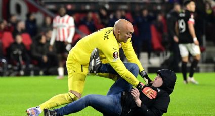 Portero de Sevilla sometió a aficionado que intentó atacarlo