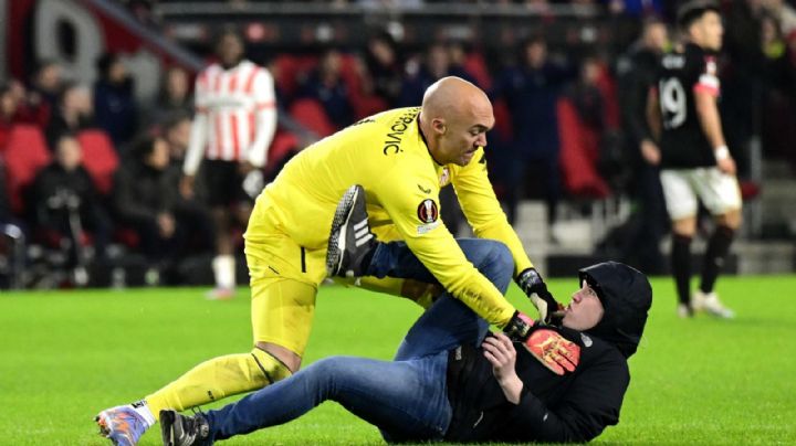 Portero de Sevilla sometió a aficionado que intentó atacarlo