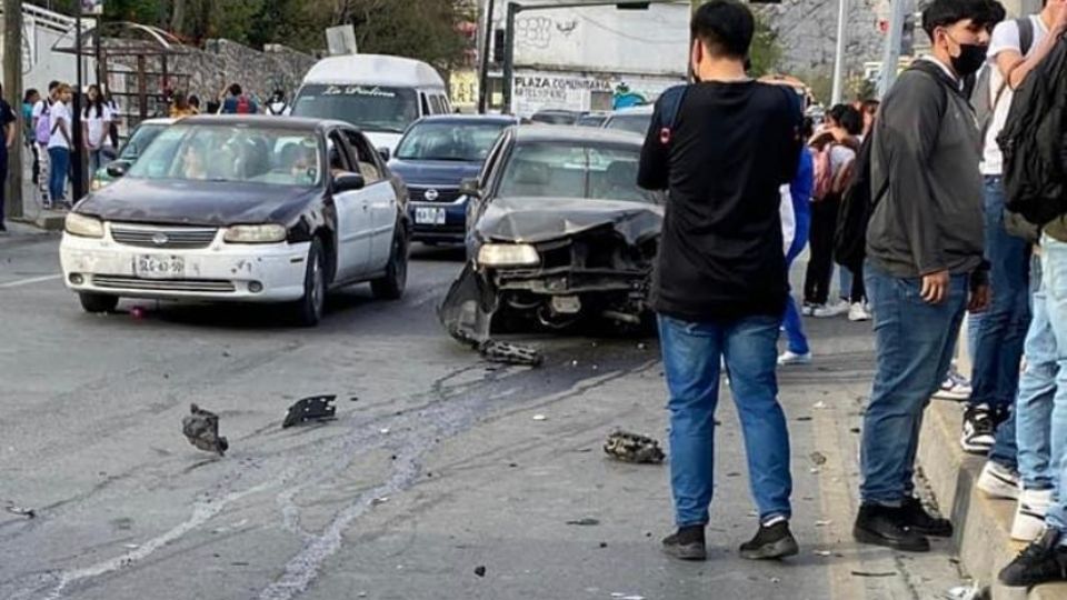 Estudiantes observan lo sucedido tras el atropello.