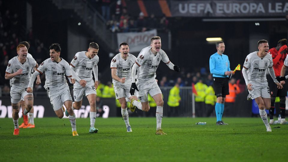 Futbolistas del Shakhtar Donestk celebran su victoria en Europa League, un día antes de cumplirse el aniversario de la guerra en Ucrania