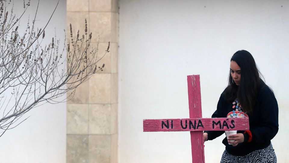 Las mujeres pintaron cruces color de rosa con la leyenda 'Ni una más'.