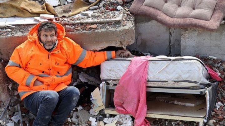 Donan casa a hombre que sostuvo la mano de su hija muerta entre los escombros en Turquía