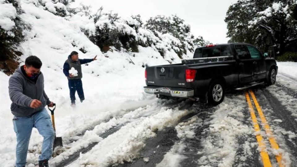 Tormenta invernal afecta vialidades al sur de California.