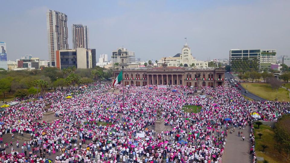 Manifestación a favor del INE en la Explanada de los Héroes en Monterrey, 26 de febrero de 2023.