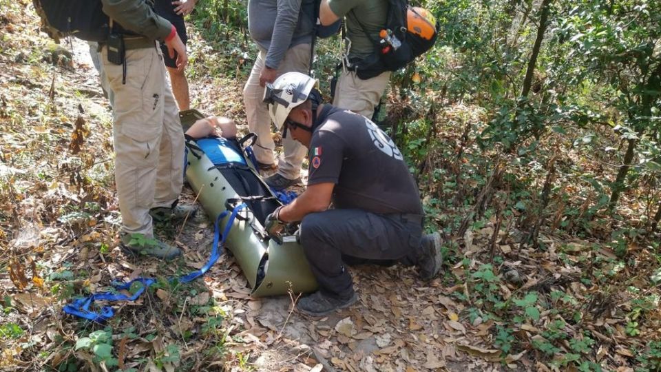 Elementos de rescate brindan apoyo a la persona lesionada.