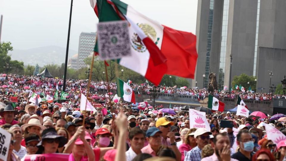 La concentración en defensa del INE se llevó a cabo en la Macroplaza, en Monterrey, Nuevo León.