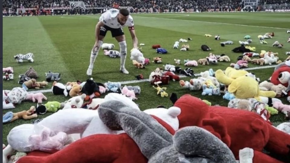 Aficionados de Besiktas donaron miles de peluches, juguetes y ropa para que se destine a niños afectados por los sismos en Turquía; los jugadores dejaron el partido para recoger las donaciones