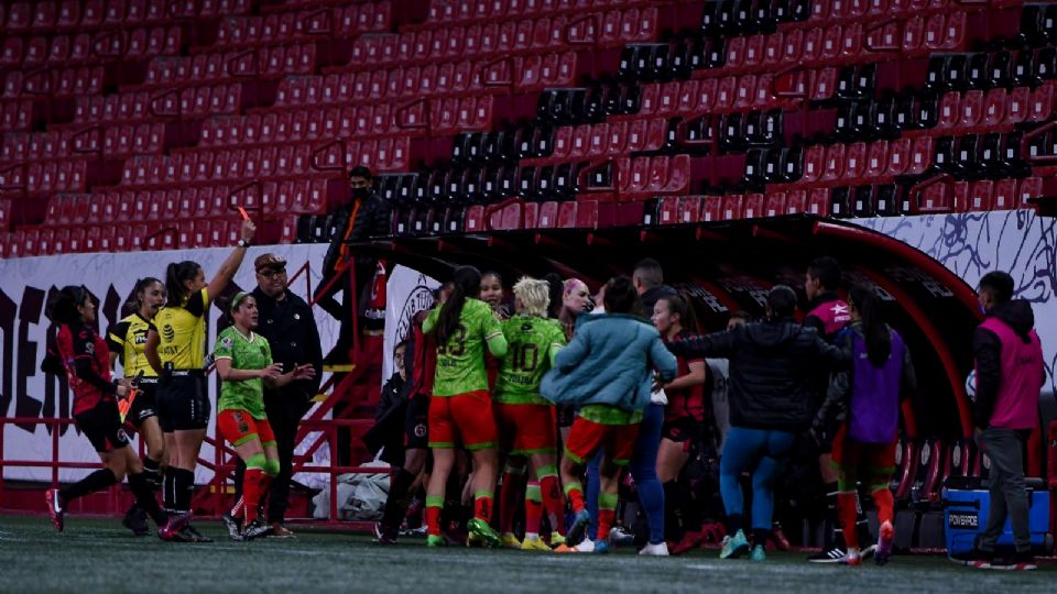 Las jugadoras Miah Zuazua y Angelina Hix protagonizaron una pelea en el partido Tijuana vs Juárez, que el sonido local intentó parar con Imagine