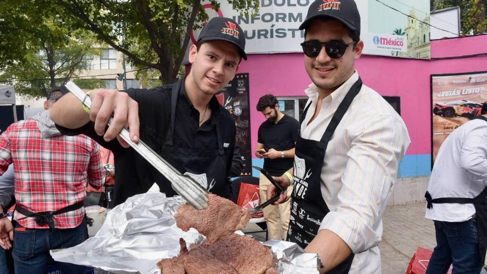 Hermosillo, Sonora, rompe Récord Guinness de La Carne Asada Más Grande del Mundo | Facebook / Antonio Toño Astiazarán.