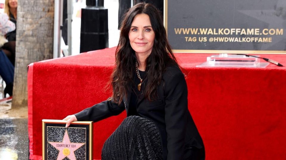 Courteney Cox al momento de desvelar su estrella en el Paseo de la Fama de Hollywood.