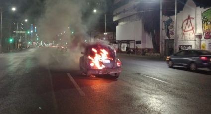 Se incendia 'Vocho' cuando circulaba en el centro de Monterrey