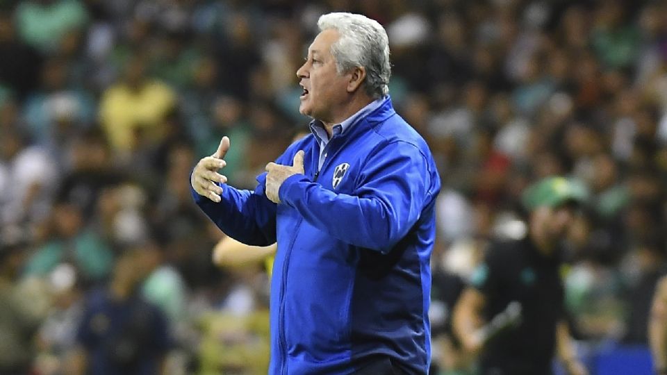 Víctor Manuel Vucetich, dirigiendo a Rayados.