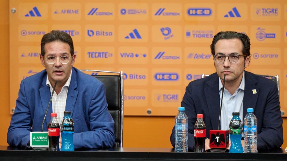 Antonio Sancho y Mauricio Culebro en la presentación de 'chima' Ruiz como entrenador de Tigres