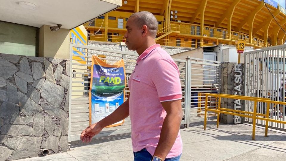 Fabio Santanna, representante de Rafael Carioca, llegando al Estadio Universitario para platicar de la renovación