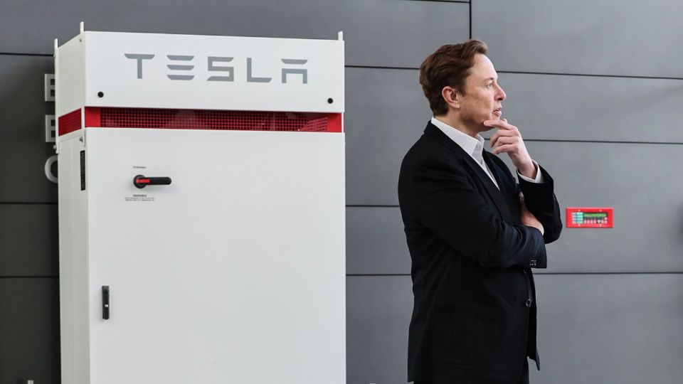 Elon Musk durante un recorrido por la nueva sede mundial de ingeniería e IA de Tesla en Palo Alto, California, Estados Unidos, el 22 de febrero de 2023.