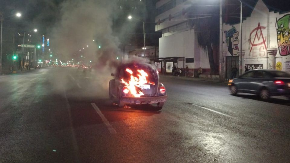 El 'Vocho' que se incendió en el centro de Monterrey este 28 de febrero de 2023.