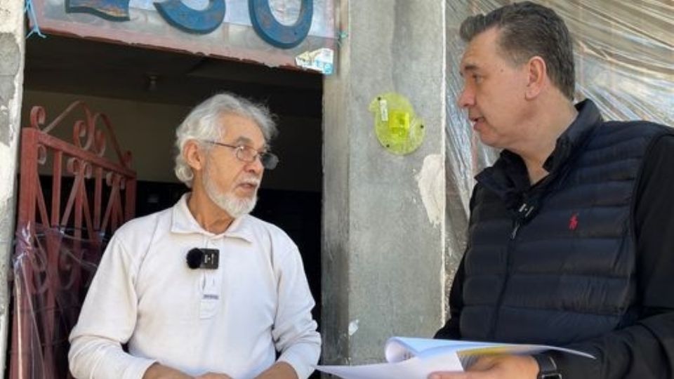 El diputado Waldo Fernádez con vecinos afectados de Guadalupe. Foto: Municipio de Guadalupe