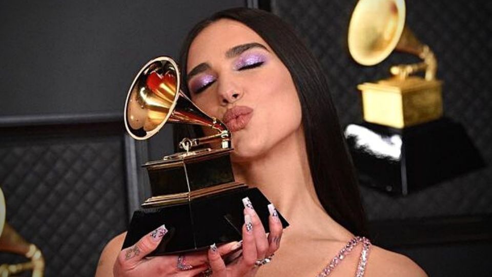 Dua Lipa con un premio Grammy. Foto: Archivo - Instagram / recordingacademy