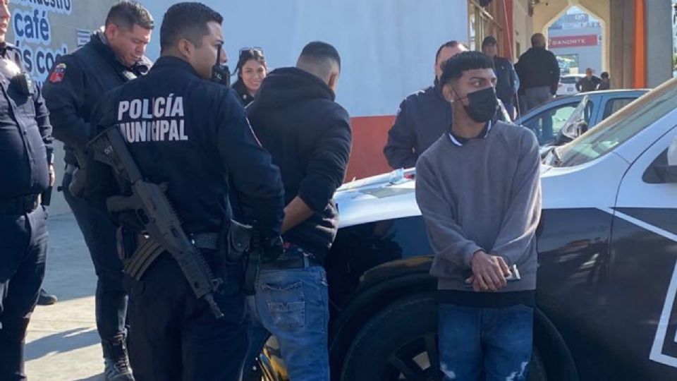 El joven fue detenido por elementos de la policía municipal de San Pedro, por robar una farmacia