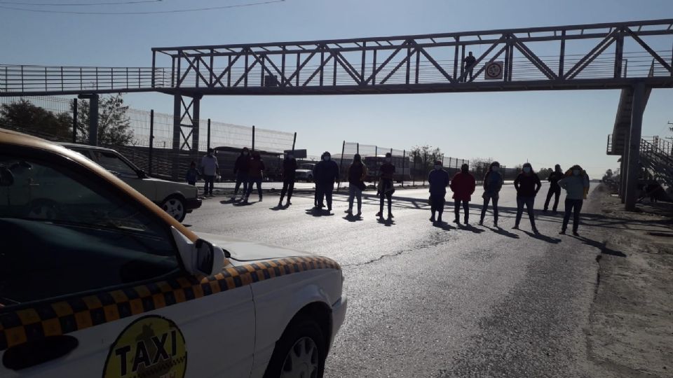 Familiares de los reos en medio del bloqueo a la carretera a Salinas Victoria. Foto: Twitter / cemarnl