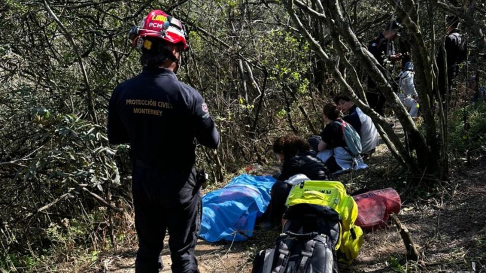 Elementos de rescate con la persona fallecida. Foto: Cortesía