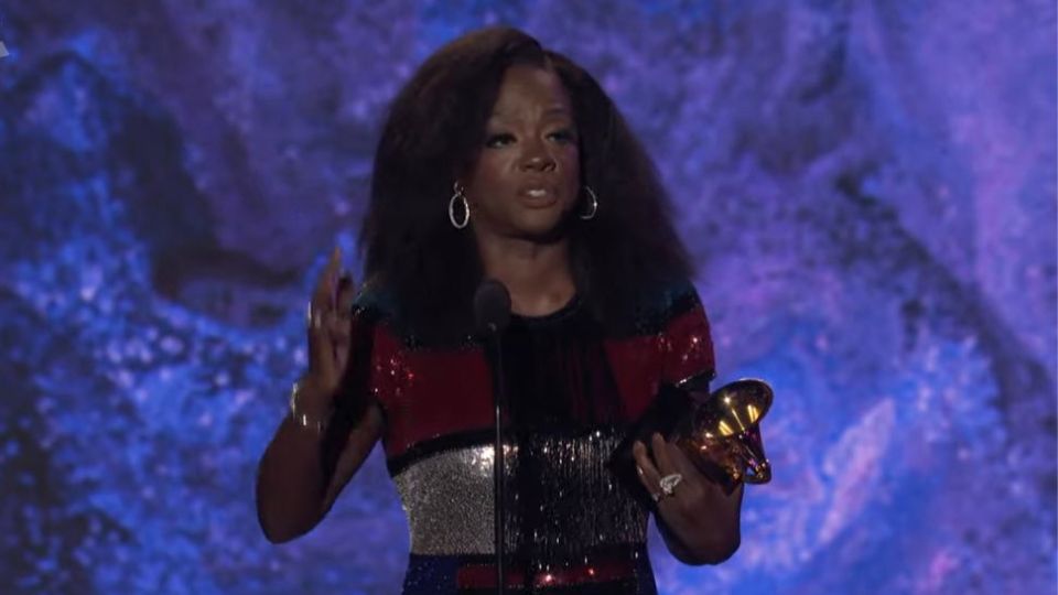 Viola Davis alcanza el estatus EGOT al ganar un Grammy. Foto: Captura de Pantalla / @IAMJHUD