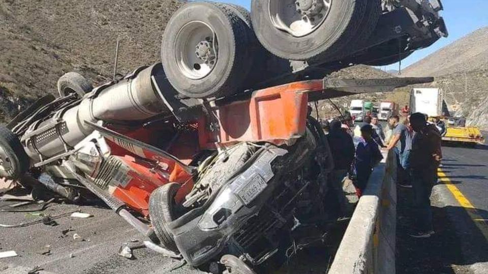 El choque múltiple provocó la volcadura de un tráiler.