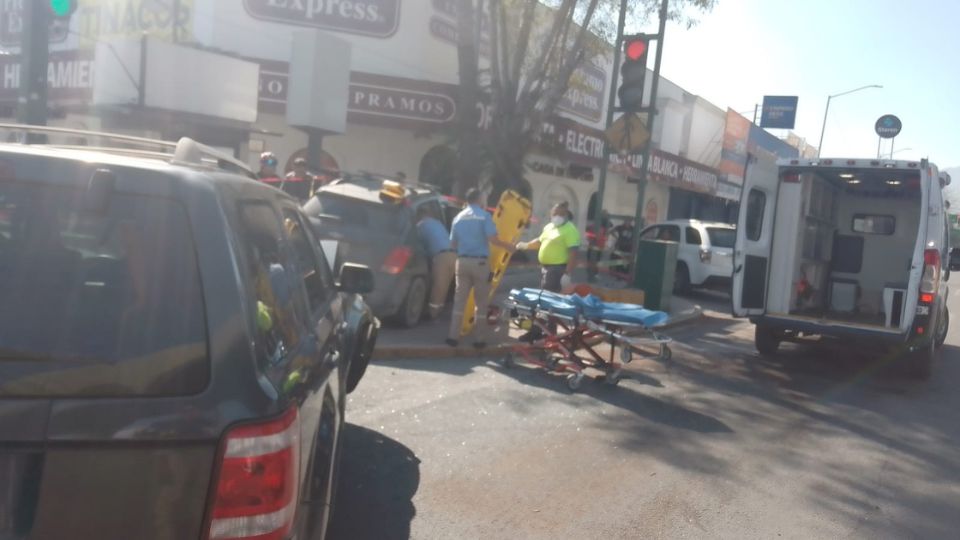 El choque se suscitó en el cruce de la avenida Colón y Vicente Guerrero, en el centro de Monterrey.