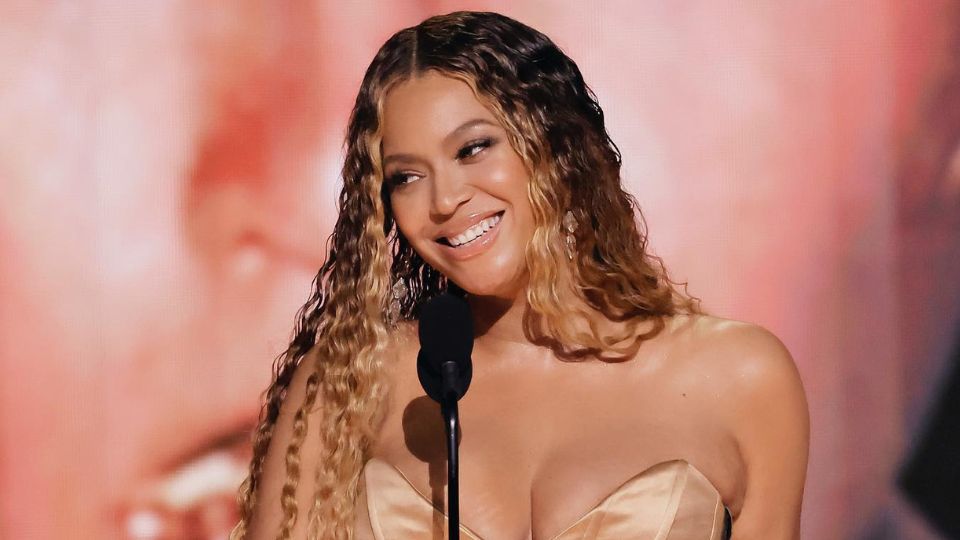 Beyoncé recibiendo su premio Grammy en la 65 entrega, 5 de febrero de 2023, en Los Ángeles, California. Foto: Facebook / Recording Academy / GRAMMYs