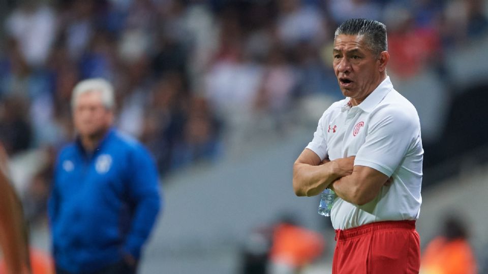 Ignacio Ambriz dirigiendo a Toluca en el Estadio BBVA.