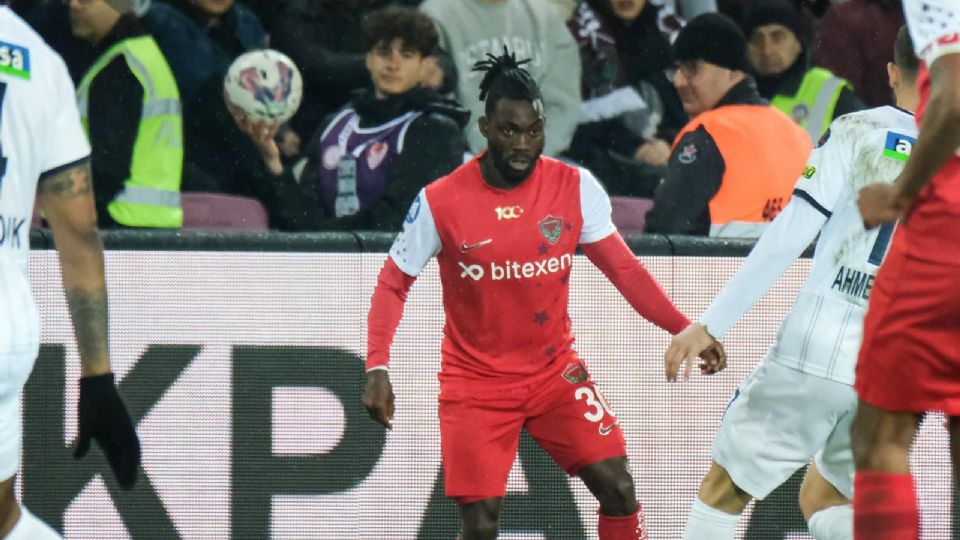 El futbolista ghanés, Christan Atsu, fue rescatado tras el terremoto y llevado a un hospital