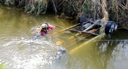 Encuentran 6 cuerpos adentro de camioneta en acequia de Pesquería