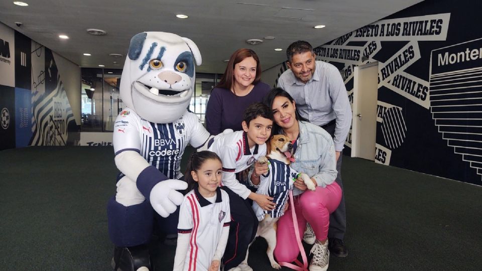 La perrita que llegó al Estadio BBVA el pasado domingo previo al partido de Rayados ya está con su familia.