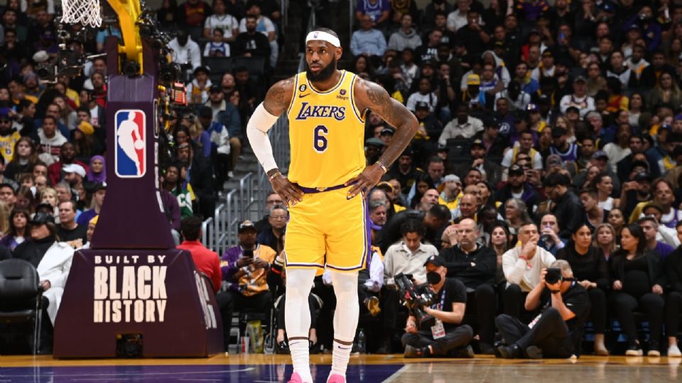 'The King' LeBron James puso fin a los rumores y aseguró que jugará la próxima temporada de la NBA