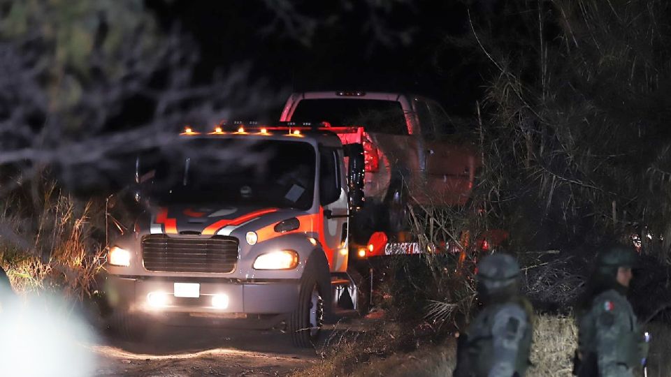 La camioneta siendo retirada del sitio en Pesquería, Nuevo León. Foto: Luis Mendoza / ABC Noticias