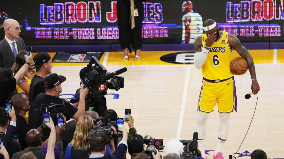 LeBron James frente a las cámaras y micrófonos tras convertirse en el máximo anotador de la NBA