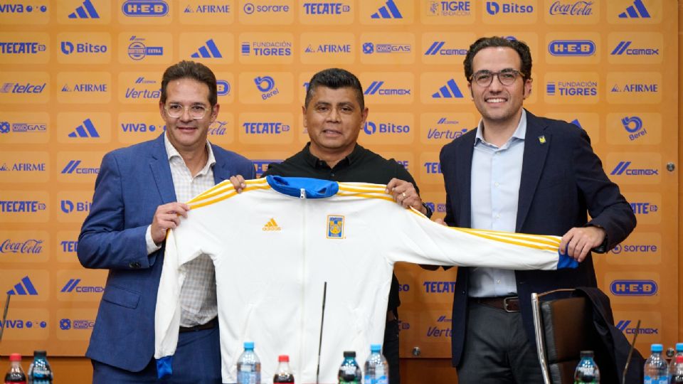 Antonio Sancho, Marco Antonio Ruiz y Mauricio Culebro en la presentación de 'Chima' como nuevo entrenador de Tigres.