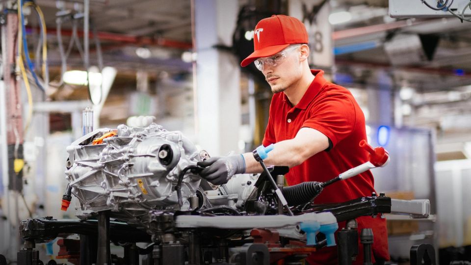 Empleado de Tesla en una fábrica.