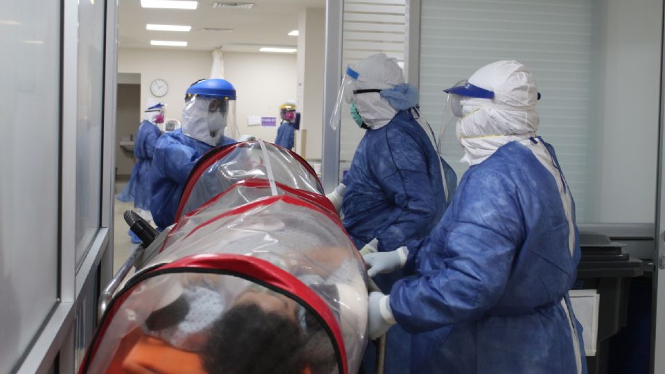 Paciente covid siendo tratado en un hospital.