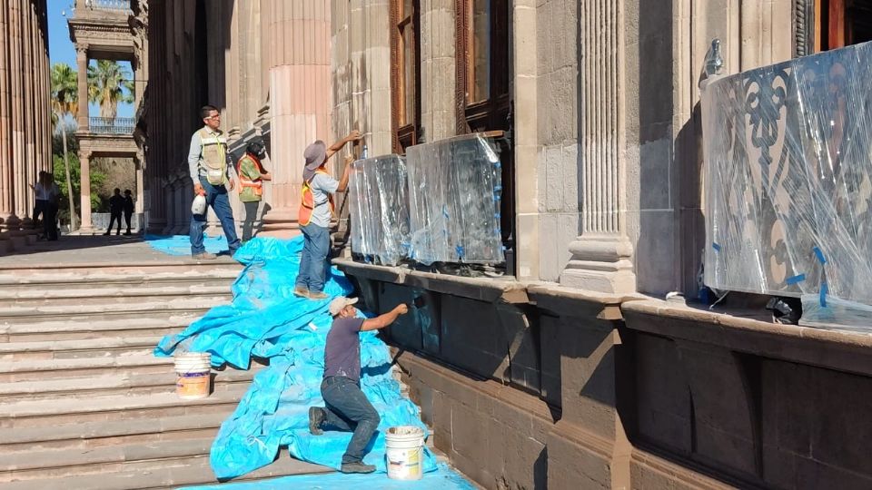 Cuadrilla de trabajadores realizando la restauración de Palacio de Gobierno.