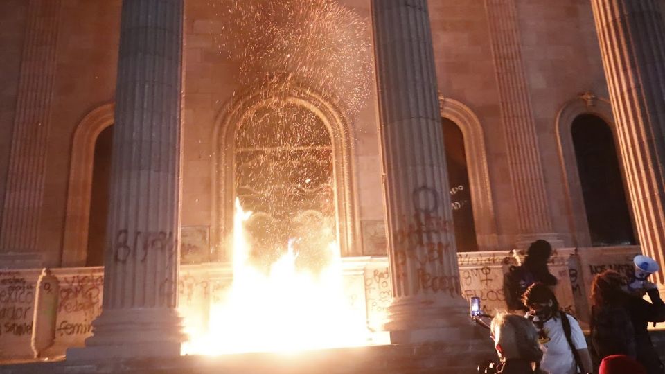 Manifestantes incendiaron puertas del Palacio de Gobierno durante el 8M.