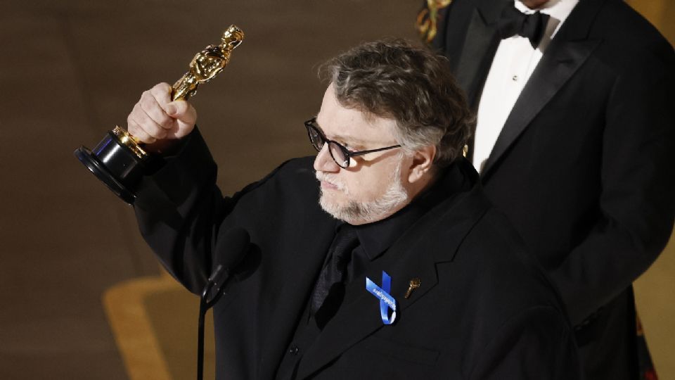 Guillermo del Toro recibiendo el Oscar a Mejor Película Animada por 'Pinocho'.