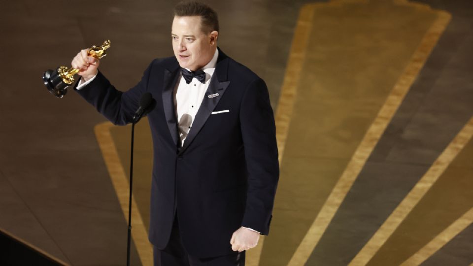 Brendan Fraser recibiendo el Oscar como Mejor Actor por 'The Whale'.