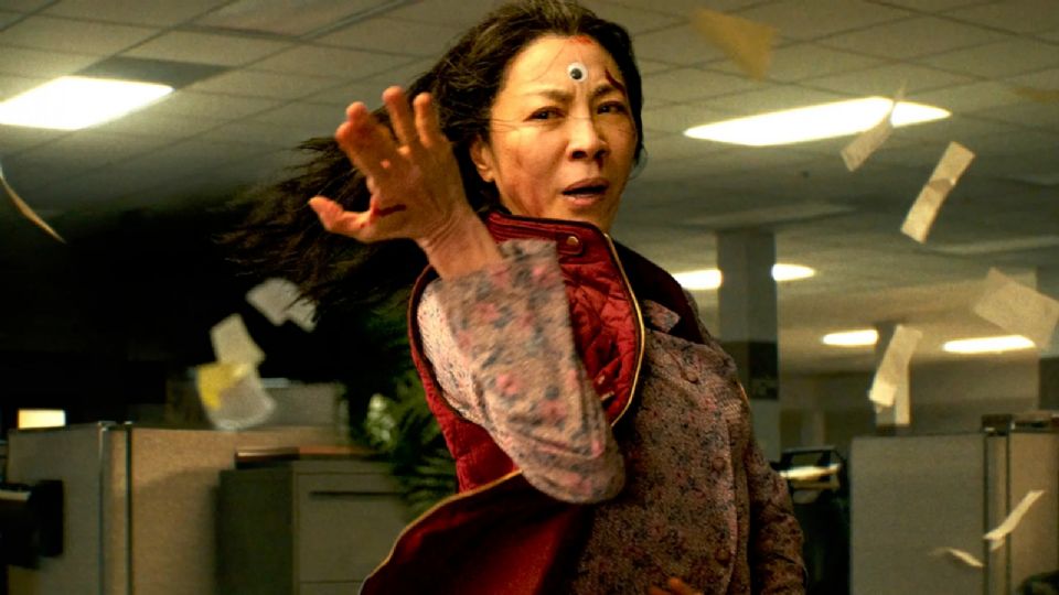 Fotograma cedido hoy por A24 donde aparece Michelle Yeoh como 'Evelyn Wang', durante una escena de 'Everything Everywhere All At Once', película dirigida por Daniel Kwan y Daniel Scheinert.