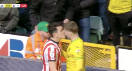 Jugador de Sunderland encara y besa a su rival; casi llegan a los golpes