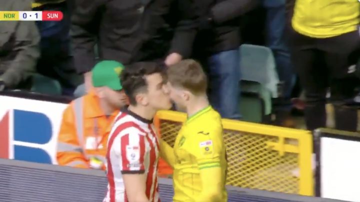Jugador de Sunderland encara y besa a su rival; casi llegan a los golpes