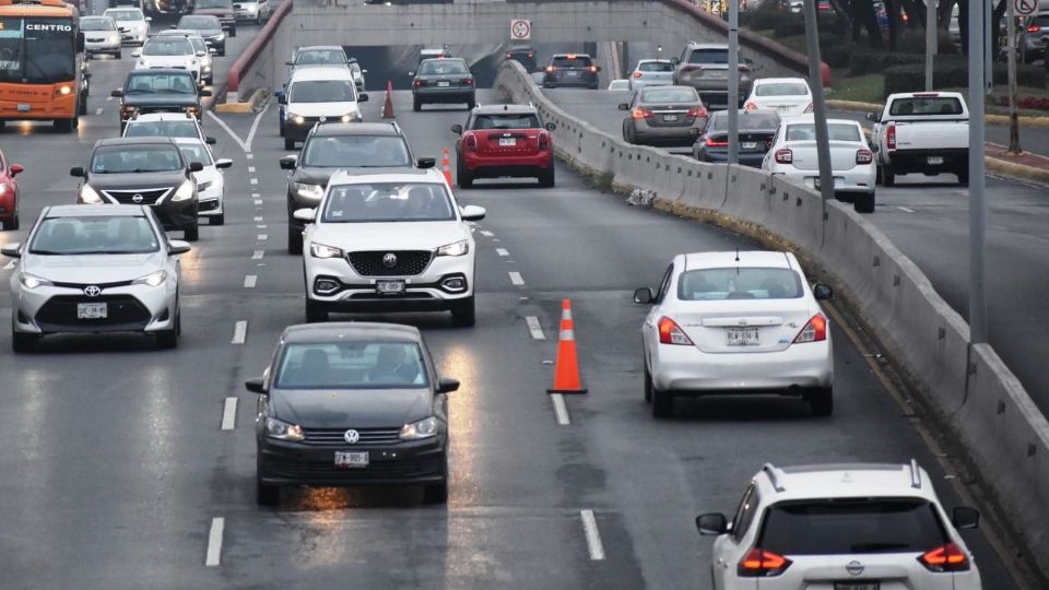 Autos circulan sobre avenida en Monterrey | Secretaría de Seguridad y Protección a la Ciudadanía